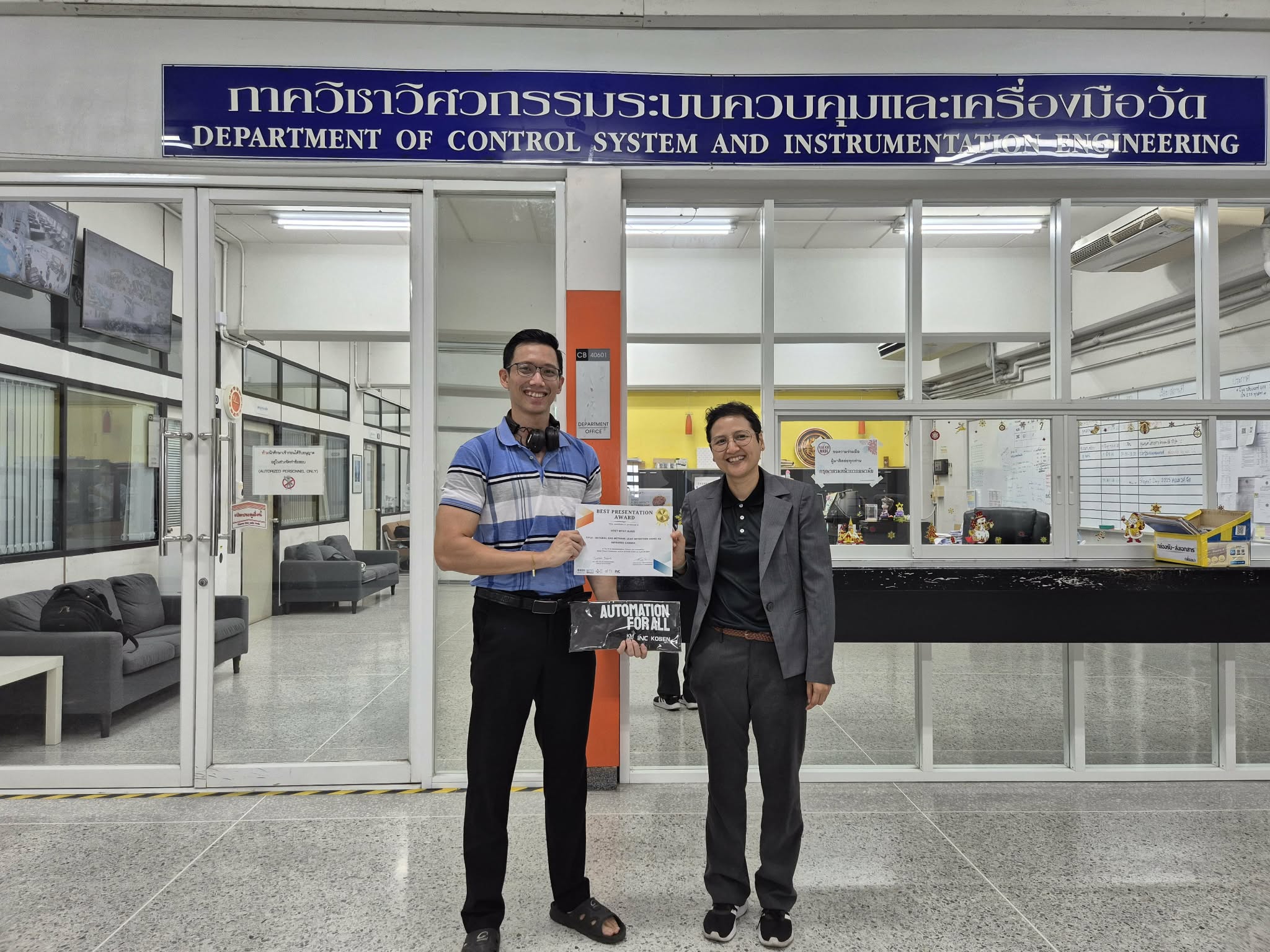 Htet Myat Aung with Asst. Prof. Dr. Sarawan Wongsa after the Best Presentation Award at ICA-SP Con 2025